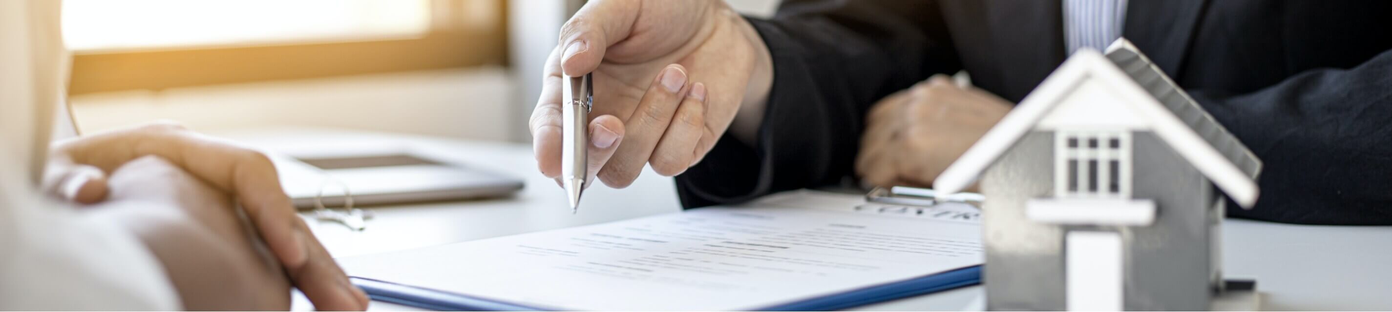 不動産売却について説明をするスタッフのイメージ画像