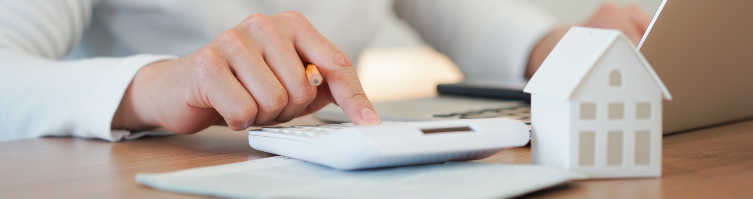 物件の価格について調べている人のイメージ画像