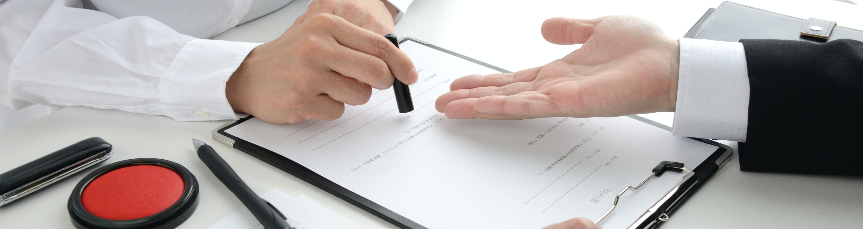 不動産売却について契約を交わしているイメージ画像