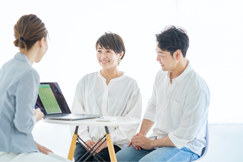 スタッフから売却相談を受けるお客様のイメージ画像
