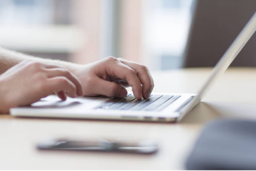 パソコンで売却活動を行っているイメージ画像