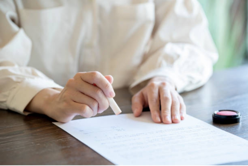 お客様が契約書に押印しているイメージ画像